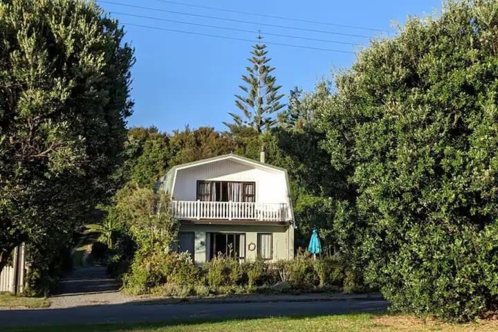 Coastal Charm In Patons Rock Villa Rangihaeata Exterior foto